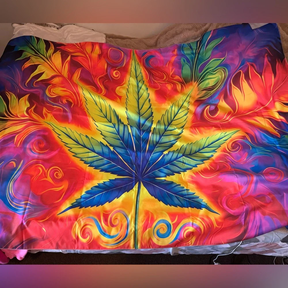 NWOT UV-Reactive Rainbow Leaf Tapestry - Vibrant Multicolor Wall Decor